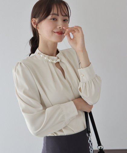 【SALE】パール付きスタンドカラーブラウス【ネコポス】 【SALE】パール付きスタンドカラーブラウス【ネコポス】