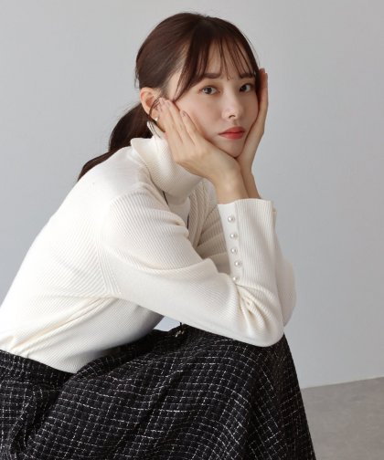 【TIME SALE】袖パールボタンタートルネックニット 【TIME SALE】袖パールボタンタートルネックニット