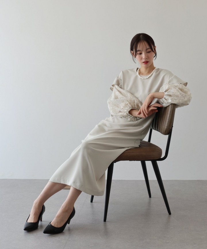 【SALE】刺繍レース袖タイトワンピース