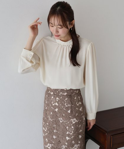 パール&ビジュー付きスタンドカラーブラウス【ネコポス】 パール&ビジュー付きスタンドカラーブラウス【ネコポス】