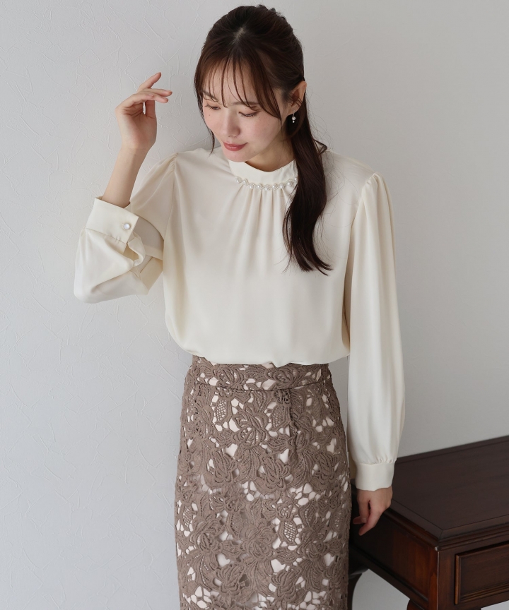 パール＆ビジュー付きスタンドカラーブラウス【ネコポス】