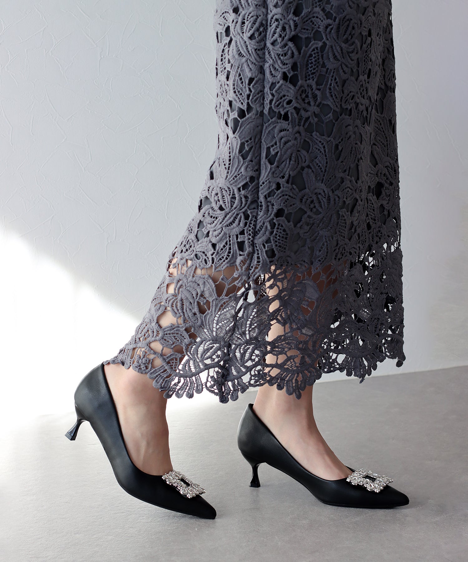 ビジューモチーフパンプス