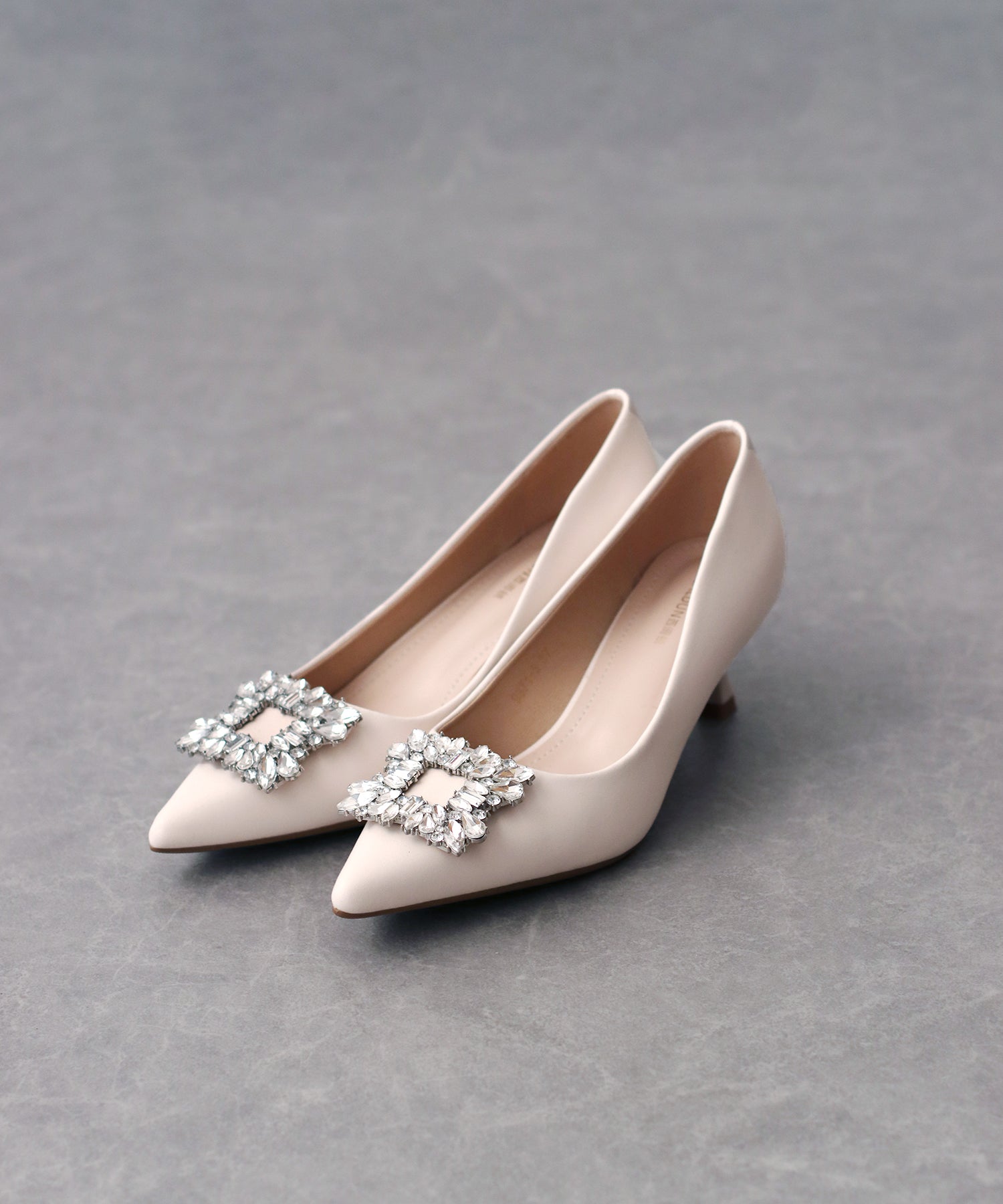 ビジューモチーフパンプス